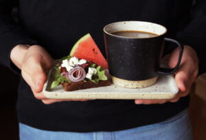 Ann-Louice Abrahamsson keramikmugg och fat i stengods