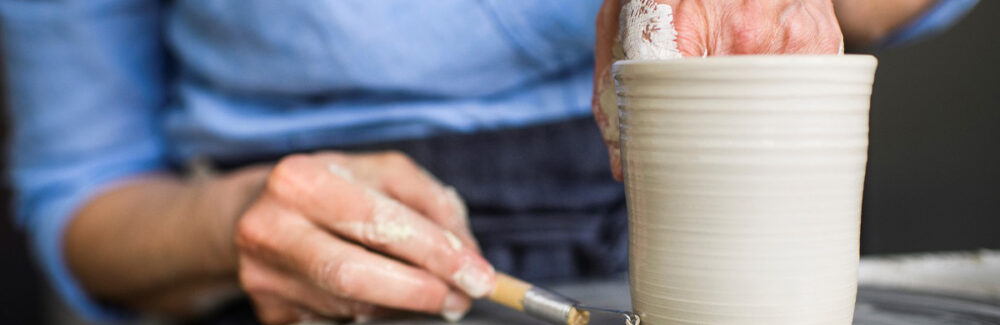 Ann-Louice Abrahamsson drejar en mugg i stengodslera