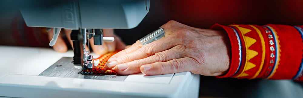 Ann Margit Larsdotter närbild vid symaskinen