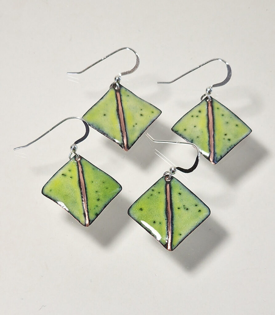 Eva Björnström Örhängen grön drake i emalj