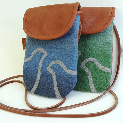 Gunnel Tjäder Mobilväskor i handtryckt ull och renskinn