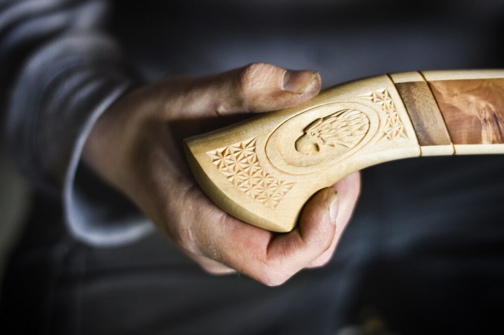 Anders Skoglind Snidad detalj i yxskaft