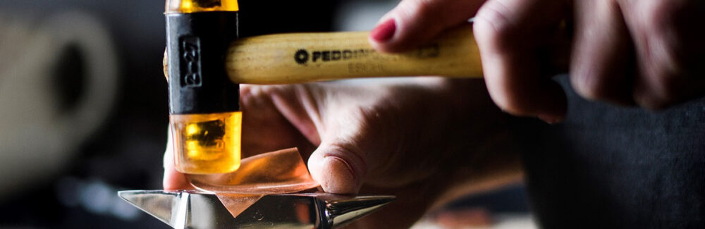 Eva Björnström arbetar med emaljsmycken