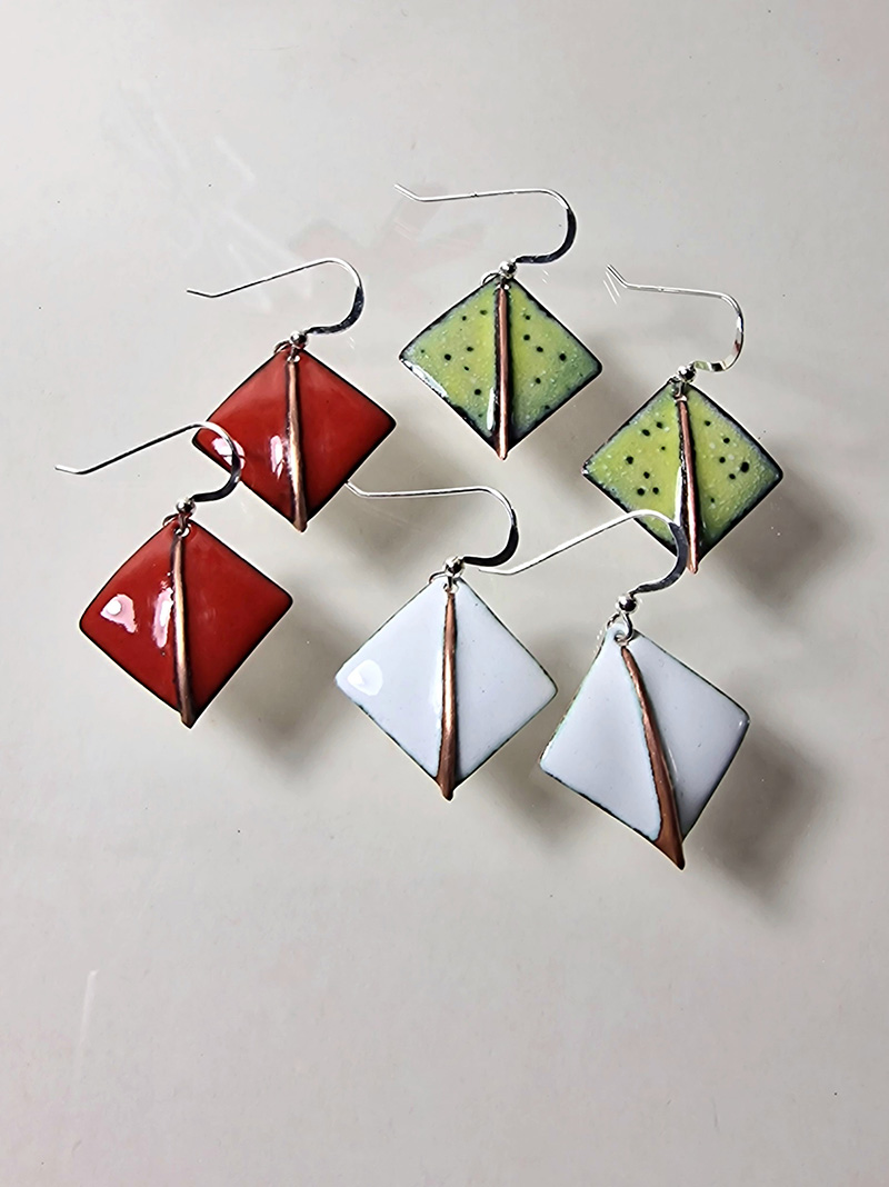 Eva Björnström Örhängen i emalj olika färger