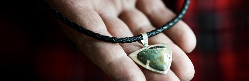 Göran Söderström hand med halssmycke